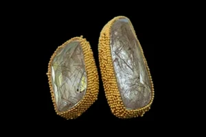 Mind The Gap Dots 4 – Gold Plated Silver ring with Green Rutilated Quartz Mind The Gap Dots - Gold Plated Silver ring with Green Rutilated Quartz