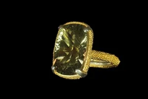 Single Out 3: Gold-plated silver ring with green amethyst
